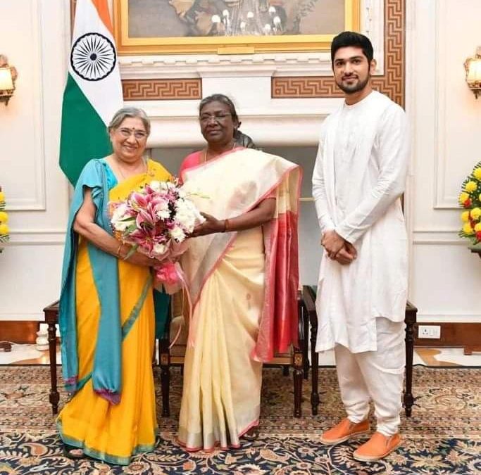 Pujya Maa Dr. Hansaji Yogendra  meets The President